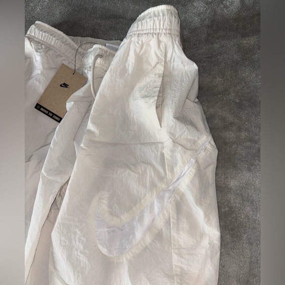 Nike- Woven Mid-Rise Joggers - Picture 6 of 6